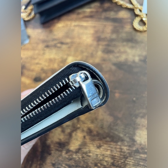 Bi-fold lip print wallet in grained leather - Picture 5 of 5